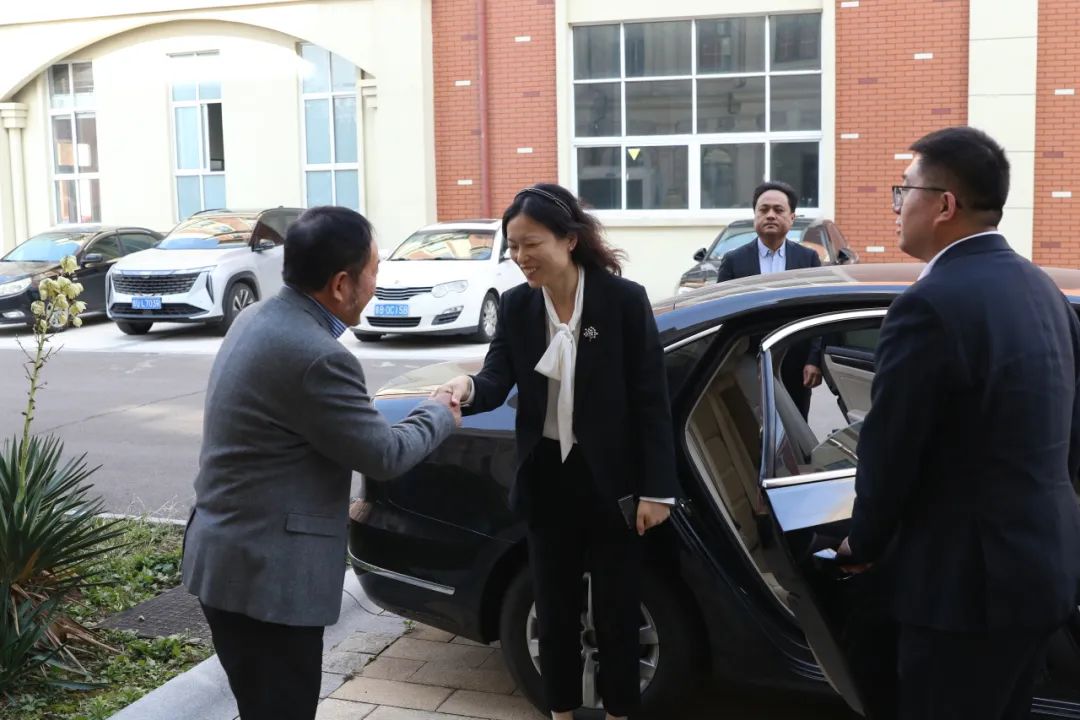 Vůdce nového okresu na západním pobřeží Qingdao Xue Wenqian navštívil Tianyi Muzu kvůli výzkumu a poradenství